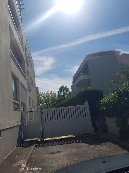 Charmant Studio Lumineux Avec Parking Prive Saint-Raphael  Exterior photo